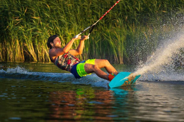 Czerkassy, Ukraina-19 lipca 2019: Wakeboarder pokazano sztuczki i umiejętności na wakeboarding wydarzenie w Czerkassy — Zdjęcie stockowe