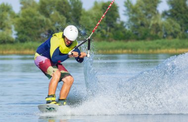 Cherkassy, Ukrayna - 19 Temmuz 2019: Wakeboarder Cherkassy wakeboarding olay hileler ve becerileri gösteren