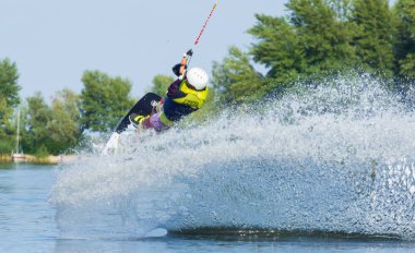 Cherkassy, Ukrayna - 19 Temmuz 2019: Wakeboarder Cherkassy wakeboarding olay hileler ve becerileri gösteren