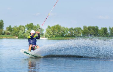 Cherkassy, Ukrayna - 19 Temmuz 2019: Wakeboarder Cherkassy wakeboarding olay hileler ve becerileri gösteren