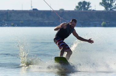 Cherkassy, Ukrayna - 19 Temmuz 2019: Wakeboarder Cherkassy wakeboarding olay hileler ve becerileri gösteren