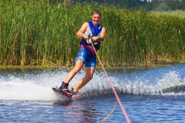 Cherkassy, Ukrayna - 19 Temmuz 2019: Wakeboarder Cherkassy wakeboarding olay hileler ve becerileri gösteren