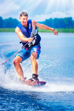 Cherkassy, Ukrayna - 19 Temmuz 2019: Wakeboarder Cherkassy wakeboarding olay hileler ve becerileri gösteren
