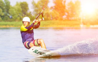 Cherkassy, Ukrayna - 19 Temmuz 2019: Wakeboarder Cherkassy wakeboarding olay hileler ve becerileri gösteren