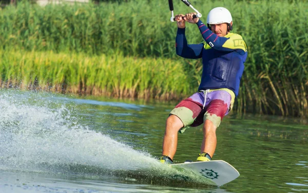 Tsjerkassy, Oekraïne-19 juli 2019: wakeboarder tonen van trucs en vaardigheden bij wakeboarden evenement in Tsjerkassy — Stockfoto