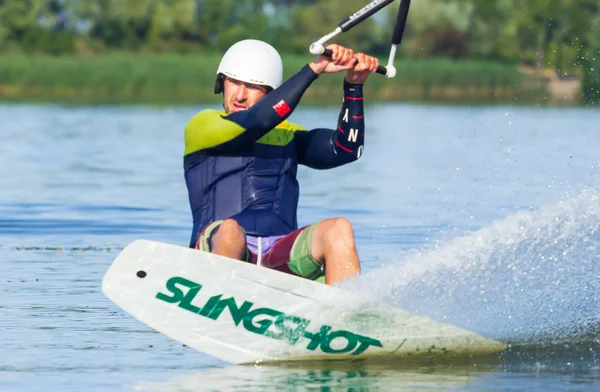 Tsjerkassy, Oekraïne-19 juli 2019: wakeboarder tonen van trucs en vaardigheden bij wakeboarden evenement in Tsjerkassy — Stockfoto