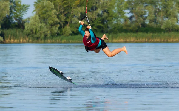 Tsjerkassy, Oekraïne-19 juli 2019: wakeboarder tonen van trucs en vaardigheden bij wakeboarden evenement in Tsjerkassy — Stockfoto