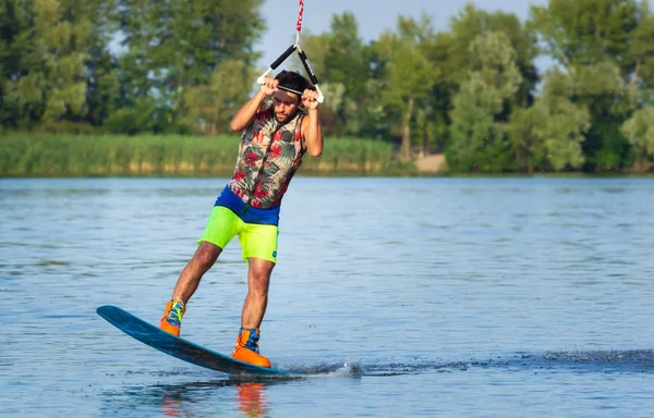 Cherkassy, Ucraina - 19 luglio 2019: Wakeboarder mostra di trucchi e abilità all'evento di wakeboard a Cherkassy — Foto Stock