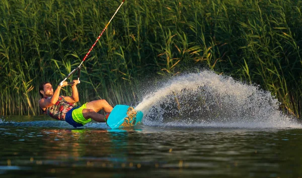 Cherkassy, Ucraina - 19 luglio 2019: Wakeboarder mostra di trucchi e abilità all'evento di wakeboard a Cherkassy — Foto Stock