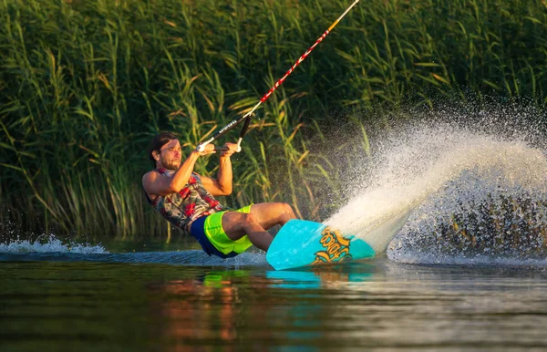 Cherkassy, Ukrajna-július 19, 2019: wakeboarder bemutató trükkök és készségek wakeboard rendezvény Cherkassy — Stock Fotó