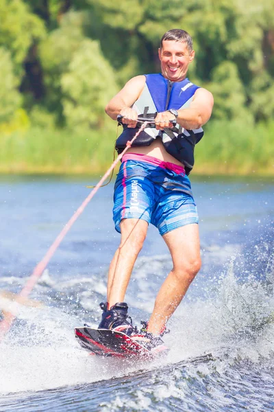 Cherkassy, Ucrania - 19 de julio de 2019: Wakeboarder muestra trucos y habilidades en el evento wakeboarding en Cherkassy —  Fotos de Stock