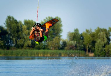 Cherkassy, Ukrayna - 19 Temmuz 2019: Wakeboarder Cherkassy wakeboarding olay hileler ve becerileri gösteren