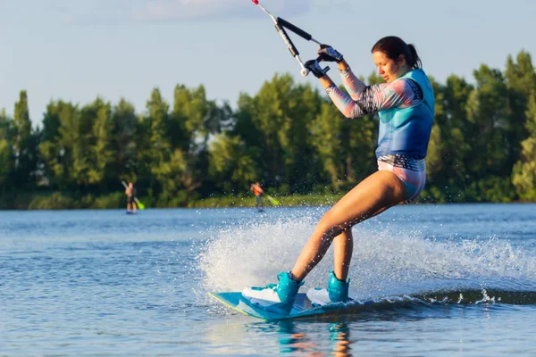 Cherkassy, Ukraine - 19. Juli 2019: Wakeboarder zeigen Tricks und Fertigkeiten beim Wakeboarding Event in cherkassy — Stockfoto