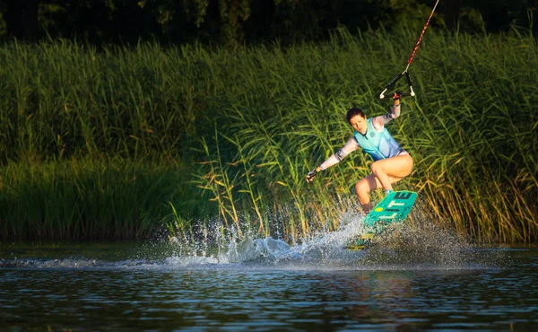 Cherkassy, Ukraine - 19. Juli 2019: Wakeboarder zeigen Tricks und Fertigkeiten beim Wakeboarding Event in cherkassy — Stockfoto