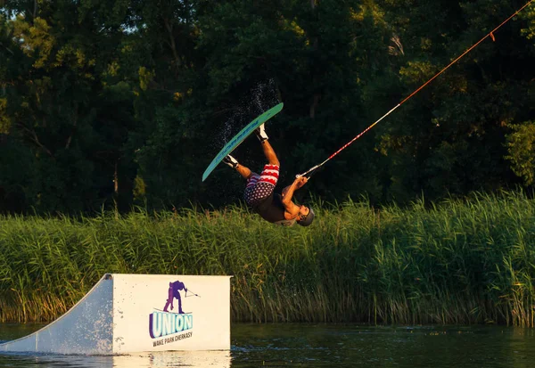 Cherkassy, Ukraine - 19. Juli 2019: Wakeboarder zeigen Tricks und Fertigkeiten beim Wakeboarding Event in cherkassy — Stockfoto