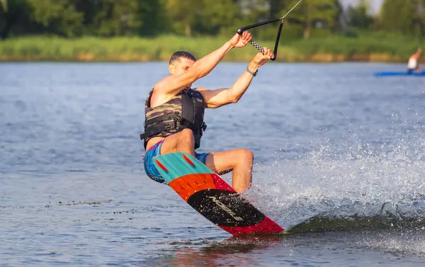 Cherkassy, Ucraina - 19 luglio 2019: Wakeboarder mostra di trucchi e abilità all'evento di wakeboard a Cherkassy — Foto Stock