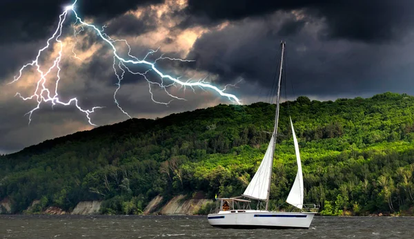 Fırtına denizinde yelkenli. Yat ve güzel deniz manzarası. Yelkenli bir teknede seyahat..
