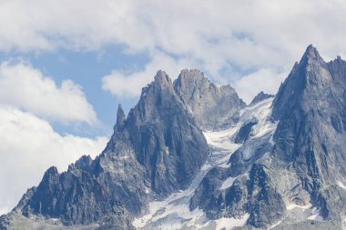 Kayak merkezinin üstündeki kar dağlarında paraşütle atlama. Kışın Kaya Dağları.