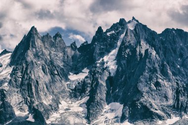 Kayak merkezinin üstündeki kar dağlarında paraşütle atlama. Kışın Kaya Dağları.