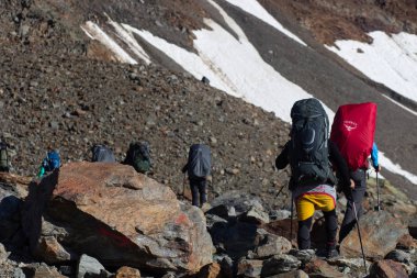 Mont Blanc, Fransa - 10 Ağustos 2018: dağcılar büyük sırt çantaları ile temel kamp Tete Rouse Mont Blanc tırmanmak