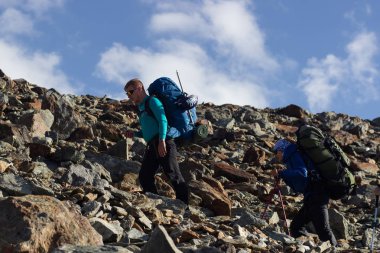 Mont Blanc, Fransa - 10 Ağustos 2018: dağcılar büyük sırt çantaları ile temel kamp Tete Rouse Mont Blanc tırmanmak
