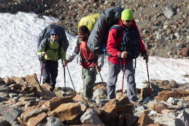Mont Blanc, Fransa - 10 Ağustos 2018: dağcılar büyük sırt çantaları ile temel kamp Tete Rouse Mont Blanc tırmanmak
