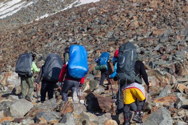 Mont Blanc, Fransa - 10 Ağustos 2018: dağcılar büyük sırt çantaları ile temel kamp Tete Rouse Mont Blanc tırmanmak