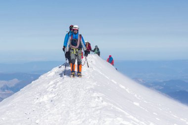 Mont Blanc, Fransa - 10 Ağustos 2018: dağcılar büyük sırt çantaları ile temel kamp Tete Rouse Mont Blanc tırmanmak