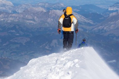 Mont Blanc, Fransa - 10 Ağustos 2018: dağcılar büyük sırt çantaları ile temel kamp Tete Rouse Mont Blanc tırmanmak