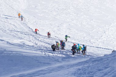 Mont Blanc, Fransa - 10 Ağustos 2018: dağcılar büyük sırt çantaları ile temel kamp Tete Rouse Mont Blanc tırmanmak