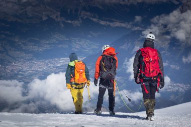Mont Blanc, Fransa - 10 Ağustos 2018: dağcılar büyük sırt çantaları ile temel kamp Tete Rouse Mont Blanc tırmanmak
