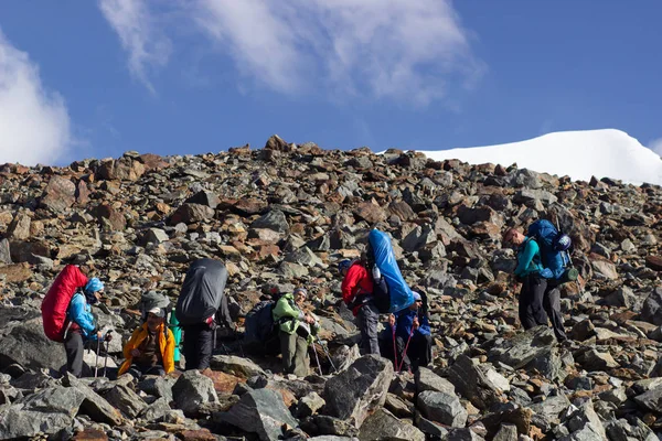 Mont Blanc, Fransa - 10 Ağustos 2018: dağcılar büyük sırt çantaları ile temel kamp Tete Rouse Mont Blanc tırmanmak
