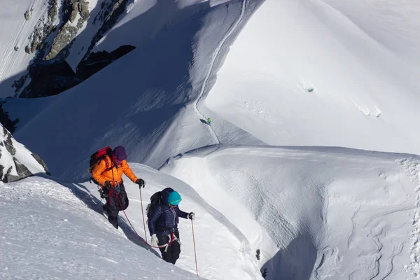 Mont Blanc, Frankrike - 10 augusti 2018: klättrare med stora ryggsäckar klättra Mont Blanc till den base camp Tete Rouse — Stockfoto