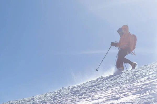 Mont-Blanc, Γαλλία - 10 Αυγούστου 2018: ορειβάτες με Σακίδια μεγάλα ανεβείτε στο Mont Blanc της βάσης στρατόπεδο Tete ξεσηκώνουν — Φωτογραφία Αρχείου