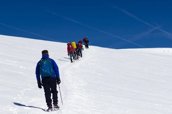 Mont Blanc, Francja - 10 sierpień 2018: wspinaczy z dużymi plecakami wspiąć się na szczyt Mont Blanc podstawowy obozu Tete Rouse — Zdjęcie stockowe
