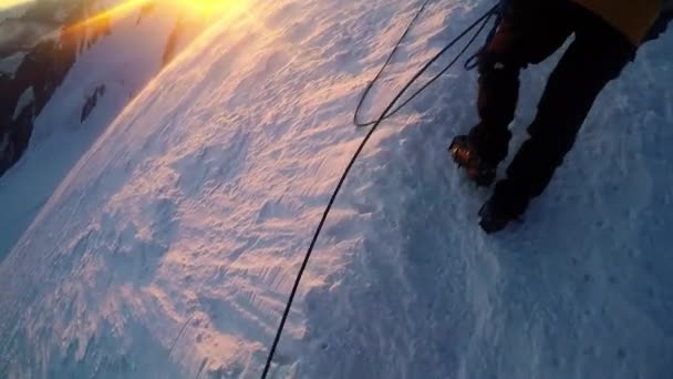 Grupa wspinaczy osiągnie szczyt góry. Wspinaczki i alpinizmu sport. — Wideo stockowe