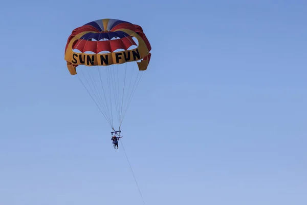 Sharm El Sheikh, Egypte - 3 février 2018 : Les touristes sont extrêmement divertis parapente volant — Photo