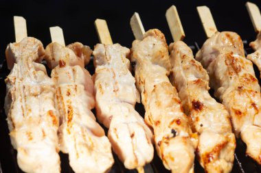 Bambu şiş ızgara tavuk, yakın görüş.