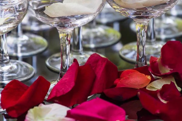 로맨틱 디자인 블랙 슬레이트 돌 접시에 꽃잎 테두리 배경을 장미 — 스톡 사진