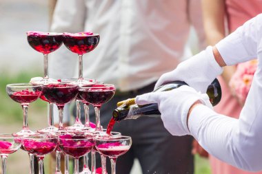 Gül yaprakları ile şampanya bardağı Piramidi