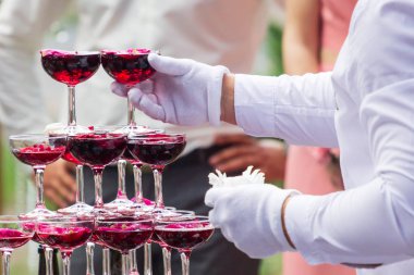 Gül yaprakları ile şampanya bardağı Piramidi