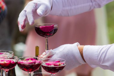 Gül yaprakları ile şampanya bardağı Piramidi