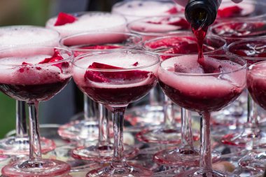 Piramit pembe şampanya. Tatilinizi parlak duygular. Studio Bar.