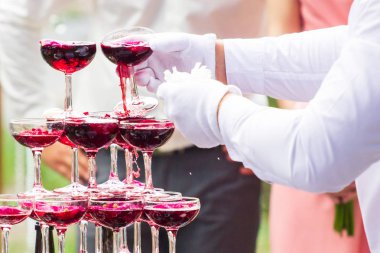 Piramit pembe şampanya. Tatilinizi parlak duygular. Studio Bar.