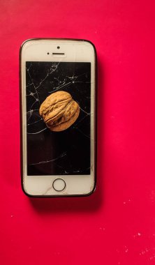 Kırık ekranlı modern cep telefonu, kırmızı