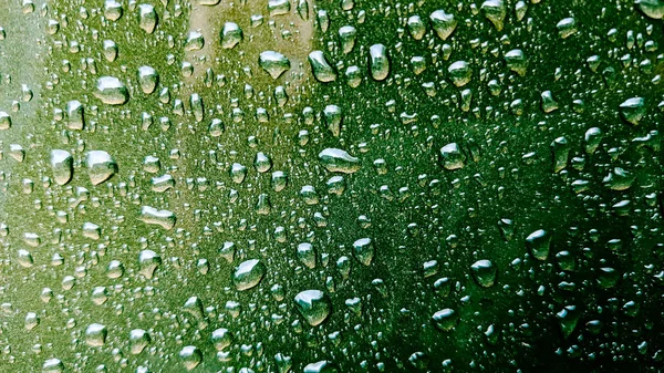 Monnaie couleur fond paillettes vacances. Fond vert festif flou pour votre design. Concept de vacances, célébration du nouvel an. De couleur vert nuit. goutte d'eau — Photo