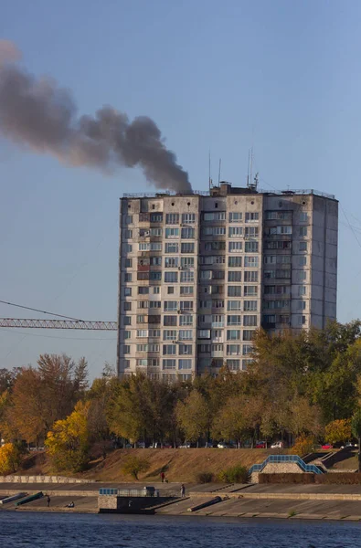 Condominio de gran altura o incendio apartamento con llamas que salen por las ventanas . —  Fotos de Stock