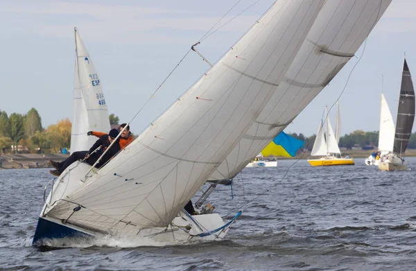 Ukrainka, Oekraïne - 12 oktober 2019: Zeilboten racen tijdens een regatta "South worth" nabij Kiev op 12 oktober 2019 — Stockfoto