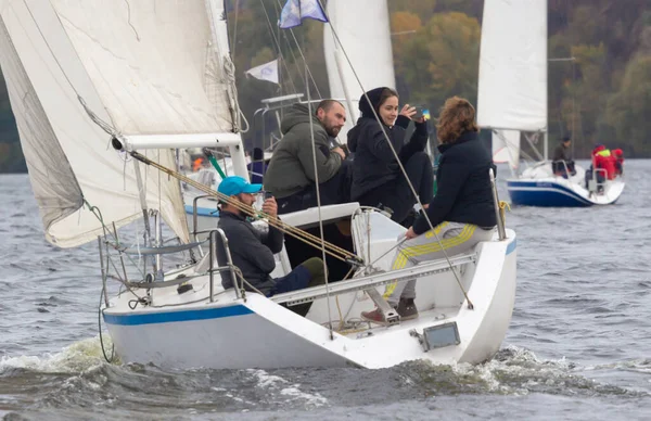 Ukrainka, Oekraïne - 12 oktober 2019: Zeilboten racen tijdens een regatta "South worth" nabij Kiev op 12 oktober 2019 — Stockfoto