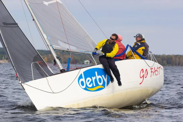 Ukrainka, Oekraïne - 12 oktober 2019: Zeilboten racen tijdens een regatta "South worth" nabij Kiev op 12 oktober 2019 — Stockfoto